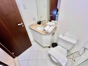 サンパウロにあるFlat Premium Faria Limaのトイレ、洗面台、鏡を備えたバスルーム