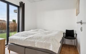 Un dormitorio con una cama y una silla y una ventana. en Awesome Home In Børkop With Kitchen, en Børkop 14 fotos más