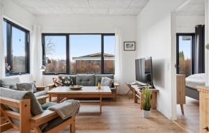 una sala de estar con un sofá y una mesa en Awesome Home In Børkop With Kitchen, en Børkop