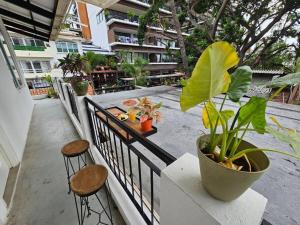 ein Balkon mit einem Tisch und zwei Hockern und einer Pflanze in der Unterkunft Hermoso Apartamento 2 recámaras L4 in Puerto Vallarta