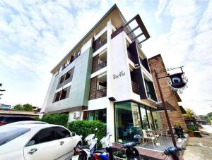 a building with motorcycles parked in front of it at โรงแรมอินจัน Inn-Chan in Chanthaburi