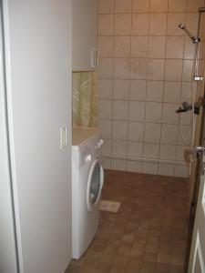 un piccolo bagno con servizi igienici e lavandino di Koli Country Club a Kolinkylä