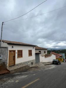 a house on the side of the street at Casa Almeida in Tiradentes