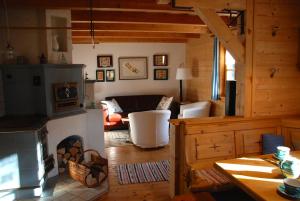 un soggiorno con divano e piano cottura di Landhaus Haselmoar ad Altmünster Altre 36 foto