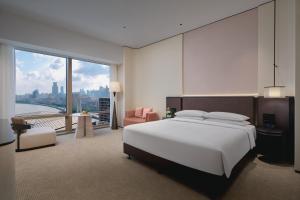 Postel nebo postele na pokoji v ubytování Hyatt on the Bund Shanghai - a Grand Hyatt hotel, most centrally located at HuangPu river banks in downtown