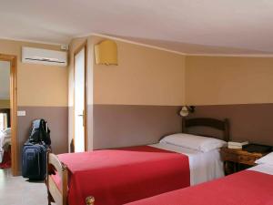 Kama o mga kama sa kuwarto sa Hotel Properzio