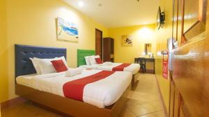 Postel nebo postele na pokoji v ubytování RedDoorz at Comfy Inn Ermita Manila