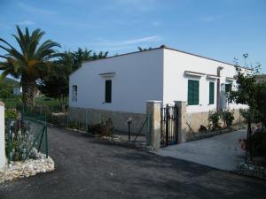 維耶斯泰的住宿－Villini Giovanna Disanti，前面有栅栏的白色房子