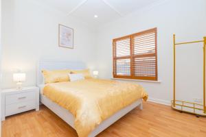 biała sypialnia z łóżkiem i oknem w obiekcie Glenelg House Modern 5QBed,1cot,3Bth, 4TV, Pet w mieście Glenelg