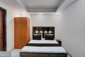 Postel nebo postele na pokoji v ubytování Hotel O R.N Residency Hotel