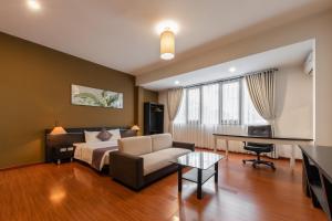ein Hotelzimmer mit Bett und Schreibtisch in der Unterkunft Azumaya Hotel Hai Ba Trung 1 in Hanoi