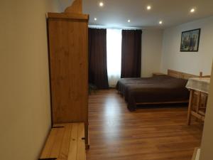 um quarto com uma cama e uma porta de madeira em Ferienwohnung Gittersee em Dresden