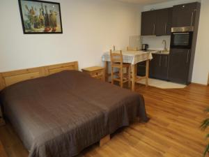 ein Schlafzimmer mit Bett und eine Küche mit Tisch in der Unterkunft Ferienwohnung Gittersee in Dresden
