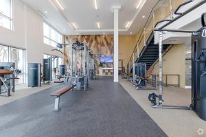 Fitnesscentret og/eller fitnessfaciliteterne på Spacious Resort style 2Bedroom 2Bath Oasis Pool Gym Desert Ridge