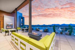 Et opholdsområde på Spacious Resort style 2Bedroom 2Bath Oasis Pool Gym Desert Ridge