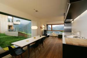 cocina con mesa y algunas sillas en una habitación en LAMA Appartement, en Lech am Arlberg
