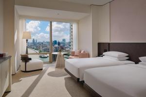 Postel nebo postele na pokoji v ubytování Hyatt on the Bund Shanghai - a Grand Hyatt hotel, most centrally located at HuangPu river banks in downtown