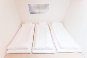 A bed or beds in a room at 谷町君 星屋 八尾家 京都清水五条