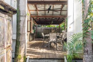 Patio nebo venkovní prostory v ubytování Tilly's Retreat - Central Byron Bay - 5 min walk to Beach!