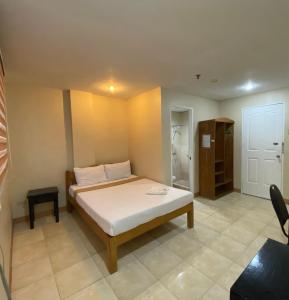 Postel nebo postele na pokoji v ubytování Lylie Hotel