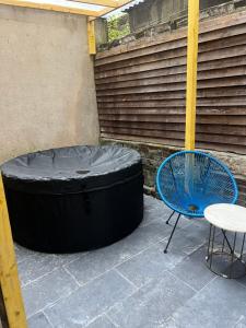 a black tire and a blue chair and a table at Beau-voisin 2 in Rouen