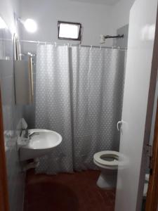 łazienka z prysznicem, toaletą i umywalką w obiekcie Puerta AZÚL w mieście Corrientes