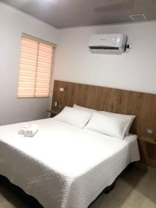 Postel nebo postele na pokoji v ubytování Hotel Divaca + 5 fotografií