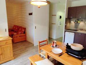 Kuchyň nebo kuchyňský kout v ubytování Charmant 2 pièces cabine, au pied des pistes de Prapoutel, balcon sud-est, ascenseur, 6 pers - FR-1-771-55 + 3 fotografie