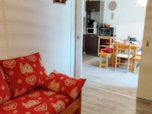 a living room with a couch and a kitchen at Charmant 2 pièces cabine, au pied des pistes de Prapoutel, balcon sud-est, ascenseur, 6 pers - FR-1-771-55 in Les Adrets