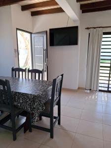 Un comedor con mesa y sillas y un televisor. en Dpto Tiempo Presente II, en Colón