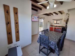 a kitchen and dining room with a table and chairs at Dpto Tiempo Presente II in Colón