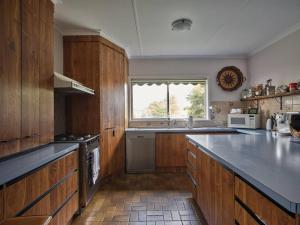 Dapur atau dapur kecil di Warraburra Beach Shack, Rosebud - entire house and your own private beach box!