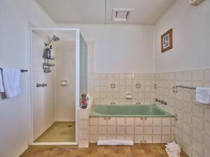 Bilik mandi di Warraburra Beach Shack, Rosebud - entire house and your own private beach box!