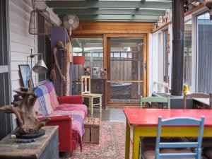 Ruang duduk di Warraburra Beach Shack, Rosebud - entire house and your own private beach box!
