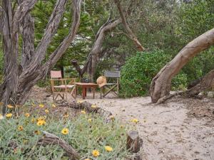 Taman di luar Warraburra Beach Shack, Rosebud - entire house and your own private beach box!