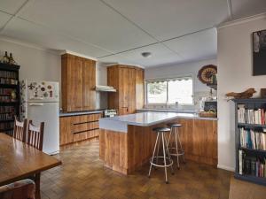 Dapur atau dapur kecil di Warraburra Beach Shack, Rosebud - entire house and your own private beach box!