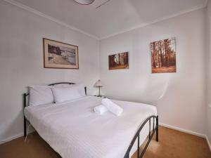 Katil atau katil-katil dalam bilik di Warraburra Beach Shack, Rosebud - entire house and your own private beach box!