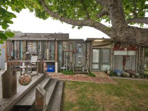 Taman di luar Warraburra Beach Shack, Rosebud - entire house and your own private beach box!