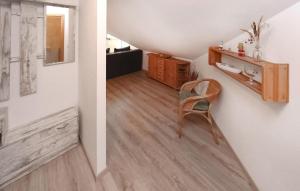 Cette chambre comprend une chaise et un mur. dans l'établissement Ferienwohnung Karlshagen, à Karlshagen