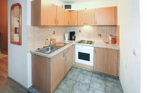 une petite cuisine avec un évier et une cuisinière dans l'établissement Ferienwohnung Karlshagen, à Karlshagen