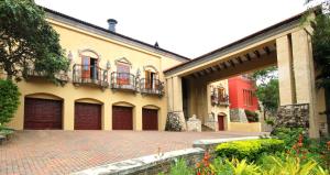 uma casa grande com uma entrada de tijolos em La Villa Vita em Nelspruit