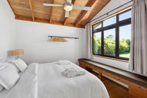 Postel nebo postele na pokoji v ubytování Adrift In Golden Bay- Absolute Beachfront Villas