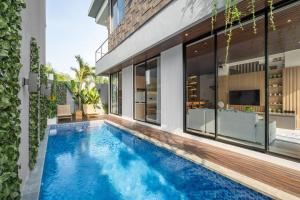 ein Swimmingpool vor einem Haus in der Unterkunft Private Villa Ayra 9A 10mins to Melasti Beach in Uluwatu