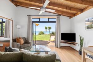 TV a/nebo společenská místnost v ubytování Adrift In Golden Bay- Absolute Beachfront Villas