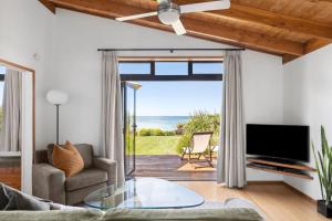 TV a/nebo společenská místnost v ubytování Adrift In Golden Bay- Absolute Beachfront Villas