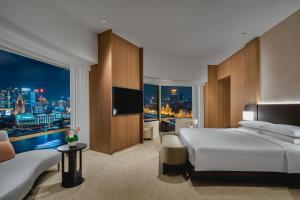 Postel nebo postele na pokoji v ubytování Hyatt on the Bund Shanghai - a Grand Hyatt hotel, most centrally located at HuangPu river banks in downtown