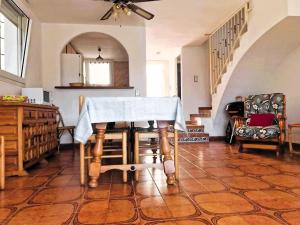 eine Küche mit einem Tisch und einem blauen Tuch darauf in der Unterkunft Casa Rubens – Vistas al mar | Playa a 7 min | Parking - ES-258-104 in Roses