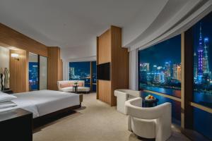Postel nebo postele na pokoji v ubytování Hyatt on the Bund Shanghai - a Grand Hyatt hotel, most centrally located at HuangPu river banks in downtown
