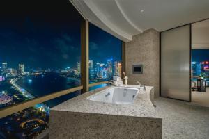 Fotografie z fotogalerie ubytování Hyatt on the Bund Shanghai - a Grand Hyatt hotel, most centrally located at HuangPu river banks in downtown v Šanghaji