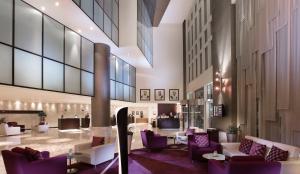 En restaurant eller et spisested på Grand Millennium Al Wahda Executive Apartments